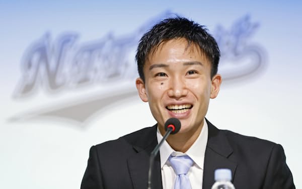 記者会見で日本代表からの引退を表明したバドミントン男子の桃田賢斗=共同