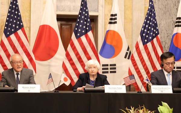 初の日米韓財務相会合に出席する鈴木財務相㊧（17日、米財務省）=代表撮影