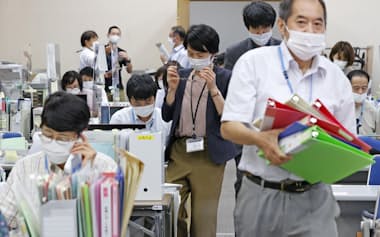 新型コロナウイルスの感染者急増で、保健所の業務は逼迫した（2021年8月、東京都江戸川区）=共同