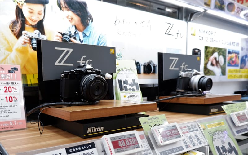 デジタルカメラの販売が伸びている(18日、東京都千代田区のビックカメラ有楽町店)