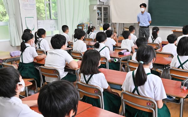 教室で着席する児童たち（大阪市）