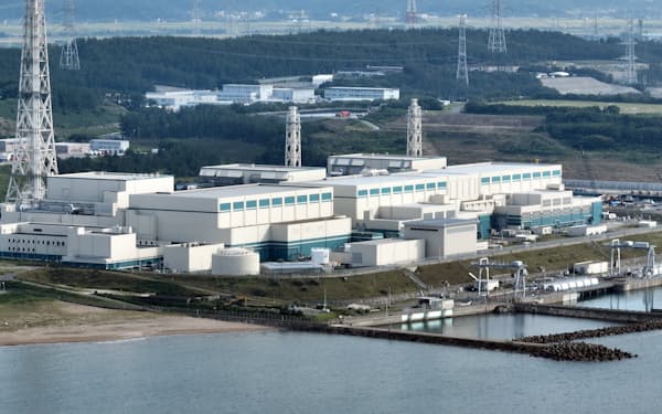 新潟県の東京電力柏崎刈羽原子力発電所の（左から）5号機、6号機、7号機