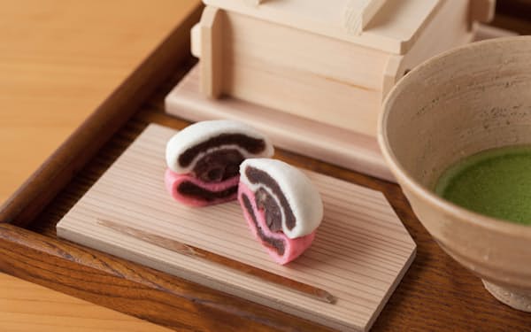 女夫饅頭は紅白の饅頭をかさねた長谷寺（奈良県桜井市）の門前菓子だ