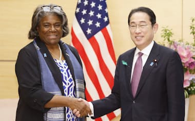 米国のトーマスグリーンフィールド国連大使と握手する岸田首相（19日午前、首相官邸）