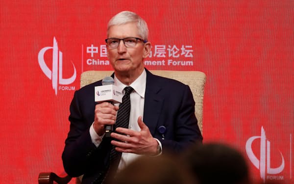 アップルのティム・クックCEOは度々訪中してiPhoneをアピールしている（3月24日、北京市で開かれた国際会議）=ロイター