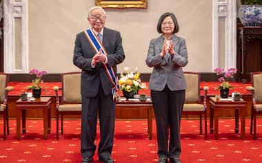受勲した張忠謀氏㊧と台湾の蔡英文総統（19日、台北市）=総統府提供