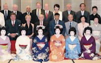 2006年７月、ＩＩＳＩ京都会合でもてなす（筆者は中段右から３人目、ミタル氏は同４人目）
