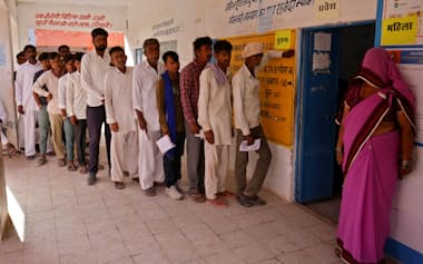 インド総選挙は約9億7千万人の有権者が参加する（4月19日、北部のラジャスタン州の投票所）=ロイター