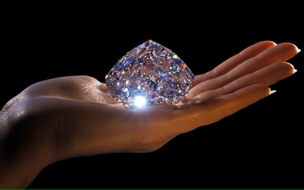 写真の「センテナリーダイヤモンド」は世界最大級の無傷のダイヤモンドで、原石の重さは599カラットもあった。デ・ビアスが所有する南アフリカのプレミア鉱山（現在の名称はカリナン鉱山）で1986年に発見された。センテナリーとは百周年の意で、デ・ビアス社100周年を記念して名づけられたもの。（PHOTOGRAPH BY PATRICK LANDMANN, GETTY IMAGES）