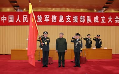 習主席（前列中央）は19日、軍情報支援部の創立大会に出席した（北京）=中国国防省ホームページから