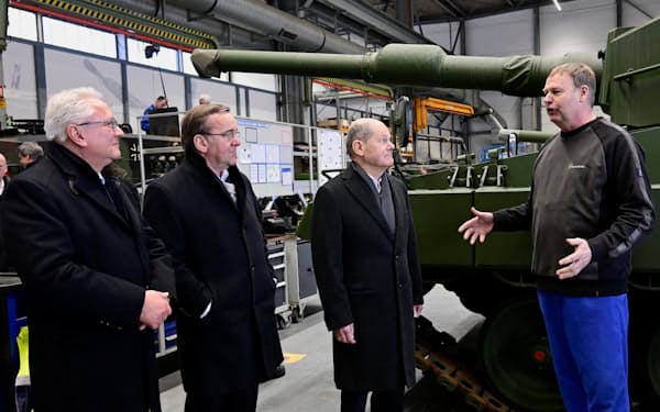 独ラインメタルの工場建設予定地を視察するショルツ首相（右から2人目、2月）=ロイター