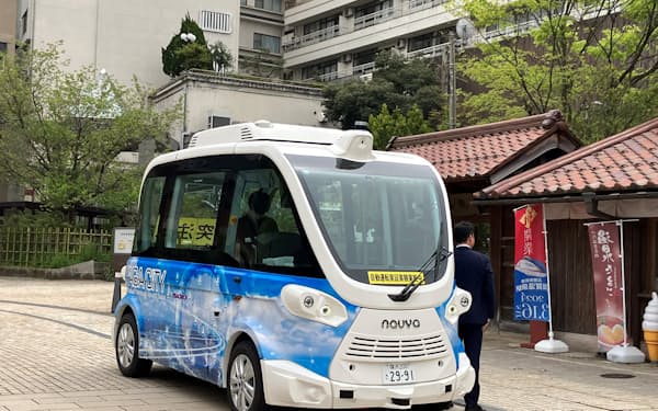 山代温泉総湯近くに止まる自動運転バス「EVO」（石川県加賀市）