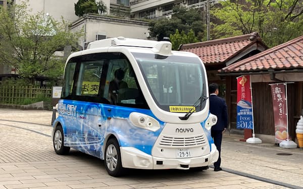 山代温泉総湯近くに止まる自動運転バス「EVO」（石川県加賀市）