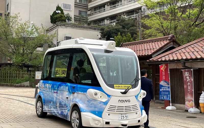 山代温泉総湯近くに止まる自動運転バス「EVO」(石川県加賀市)