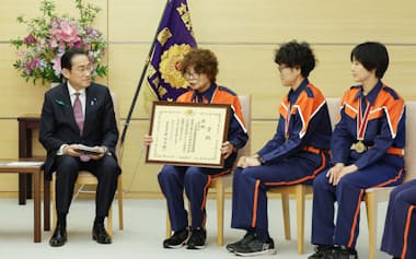 八代市女性消防隊の隊員と歓談する岸田首相（19日、首相官邸）