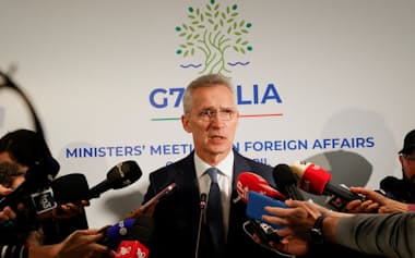 NATOのストルテンベルグ事務総長はイタリアでのG7外相会合でもウクライナ支援拡大を訴えた（18日）=ロイター
