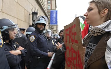 米コロンビア大学でイスラエルに対する抗議活動を実施した学生ら100人以上が逮捕された（18日、ニューヨーク）=AP