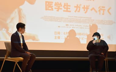 19日に福岡市で開かれた上映会でパレスチナ自治区ガザの現状を語る藤永さん（右）=共同