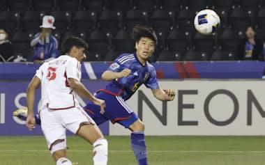 日本―UAE　後半、ヘディングでチーム2点目のゴールを決める川崎（19日、ドーハ）=共同