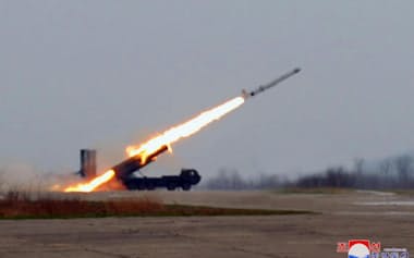 19日、北朝鮮のミサイル総局が黄海に向けて実施した戦略巡航ミサイル「ファサル」の発射実験=朝鮮中央通信・共同