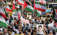 19日、イラン・テヘランで反イスラエル集会に参加する市民ら＝ゲッティ共同