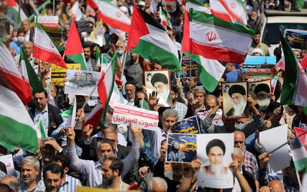 19日、イラン・テヘランで反イスラエル集会に参加する市民ら=ゲッティ共同