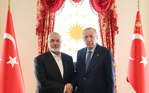 トルコのエルドアン大統領は20日、ハマス最高指導者のハニヤ氏と会談した（イスタンブール）=トルコ大統領府報道官提供、ロイター