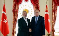 ハマスのハニヤ最高指導者㊧と会談したトルコのエルドアン大統領㊨（20日、イスタンブール）＝AP
