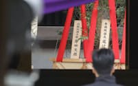 靖国神社の春季例大祭に合わせて岸田首相と尾辻参院議長が奉納した「真榊」（21日午前、東京・九段北）=共同