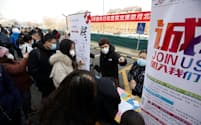 中国では大卒者の数が増えた一方で、若者を中心に厳しい雇用環境が続いている(23年、北京での就職説明会)=ロイター