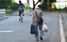 増える高齢独居、誰が支える 孤立防ぐ仕組みを
