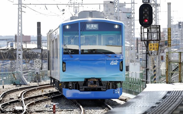 JR鶴見駅のホームに入る水素ハイブリッド電車「HYBARI」（2月28日午後）=共同