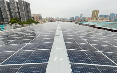 中国・深圳にある鴻海の拠点に設置された太陽光発電設備=同社提供