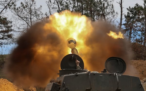 ウクライナ軍はロシアとの戦闘で、砲弾などの弾薬を大量に消費している=ロイター