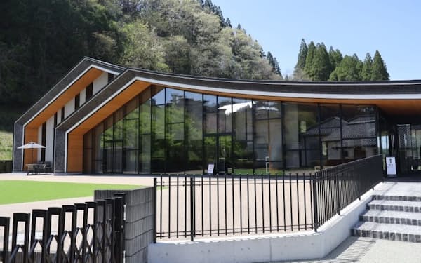 北里柴三郎記念館で2023年にオープンした「ドンネル館」。地元の涌蓋（わいた）山をイメージした外観だ（熊本県小国町）
