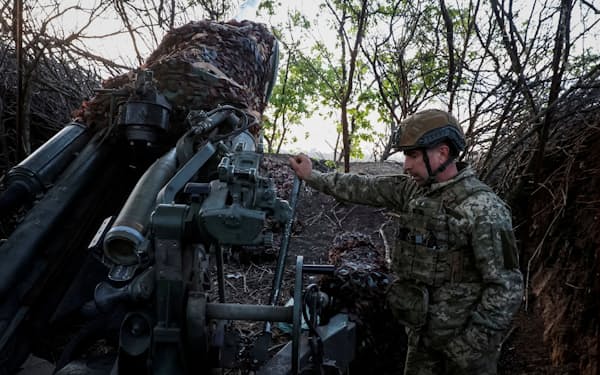 ウクライナ側は弾薬不足で砲撃回数の減少を強いられてきた（20日、東部ドネツク州で攻撃準備にあたる同国軍の砲兵）=ロイター