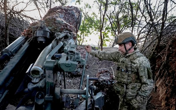 ウクライナ側は弾薬不足で砲撃回数の減少を強いられてきた（20日、東部ドネツク州で攻撃準備にあたる同国軍の砲兵）=ロイター