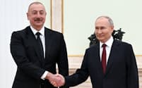 22日、ロシアのプーチン大統領㊨はアゼルバイジャンのアリエフ大統領とモスクワで首脳会談を開いた＝ロイター