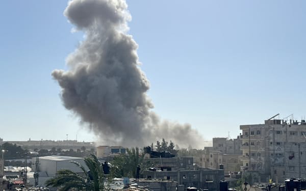 イスラエルはラファへの地上侵攻を検討している（21日、イスラエルの空爆で煙が上がるラファ）=ロイター