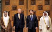 22日、トルコのエルドアン大統領（中央左）のイラク訪問に合わせて４カ国が合意した（バグダッド）＝ロイター
