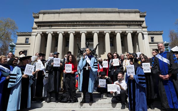 抗議活動に参加し逮捕された学生の釈放を求めるコロンビア大学の教員ら（4月、東部ニューヨーク州）=ロイター