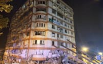 23日未明、台湾東部・花蓮で地震で被害を受けたマンション（中央通信社＝共同）