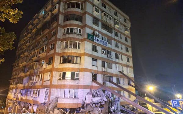 23日未明、台湾東部・花蓮で地震で被害を受けたマンション（中央通信社=共同）