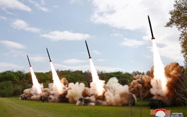 「戦術核」を使った反撃を想定した訓練で発射された超大型放射砲（22日）=朝鮮中央通信・共同