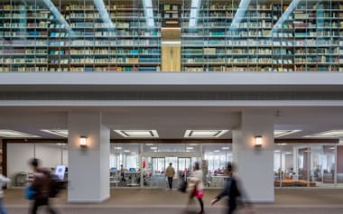 大学の図書館には価値の高い文献や専門書が集まっている（立命館大学の図書館）=同大提供