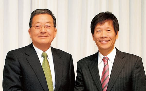 統合基本契約を結んだ新日鉄の宗岡正二社長（左）と住友金属工業の友野宏社長
