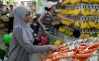 インドネシアでは食料品を中心に物価が上昇している＝ロイター