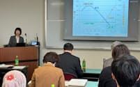 キックオフ会議で講座開設について説明する増木静江教授