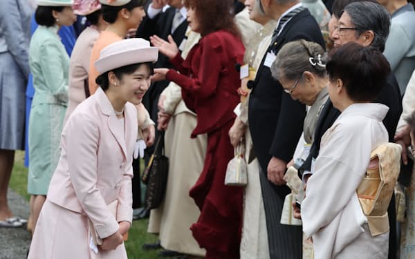 春の園遊会に参加する天皇、皇后両陛下の長女、愛子さま（23日、東京・元赤坂）