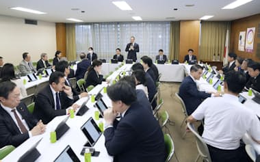 自民党本部で開かれた政治刷新本部の作業部会会合（23日午後、東京・永田町）=共同